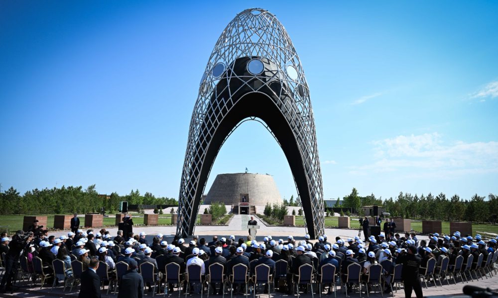 Prezidentas Tokajevas veda nacionalinį apmąstymą apie politines represijas ir badą Alzhiro memoriale