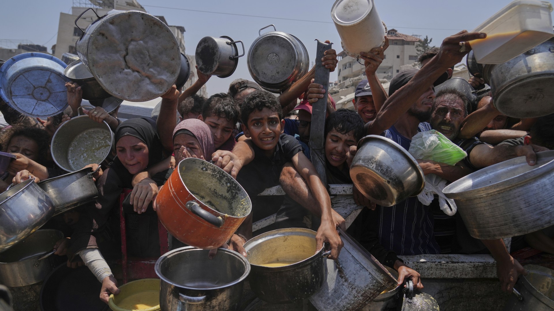 Izraelis „atnaujina pagalbinius airtus į Gazą“, kai IDF sukuria „humanitarinius koridorius“ po to