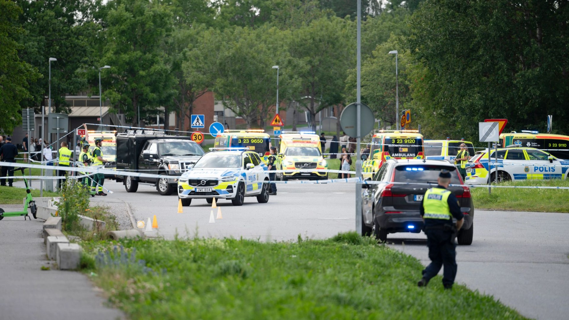 Gunmanas atveria ugnį už Mečetės Švedijoje, nes policija skubiai medžioja šaudyklę ir perspėja žmones, kad jie būtų atokiau