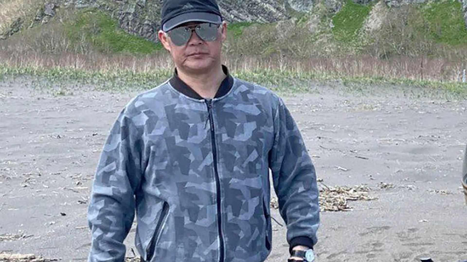 Pilotas kenčia mirtiną širdies priepuolį skraidydama turistus dėl išsiveržusio ugnikalnio … bet žlugo sraigtasparniu, kai jis mirė