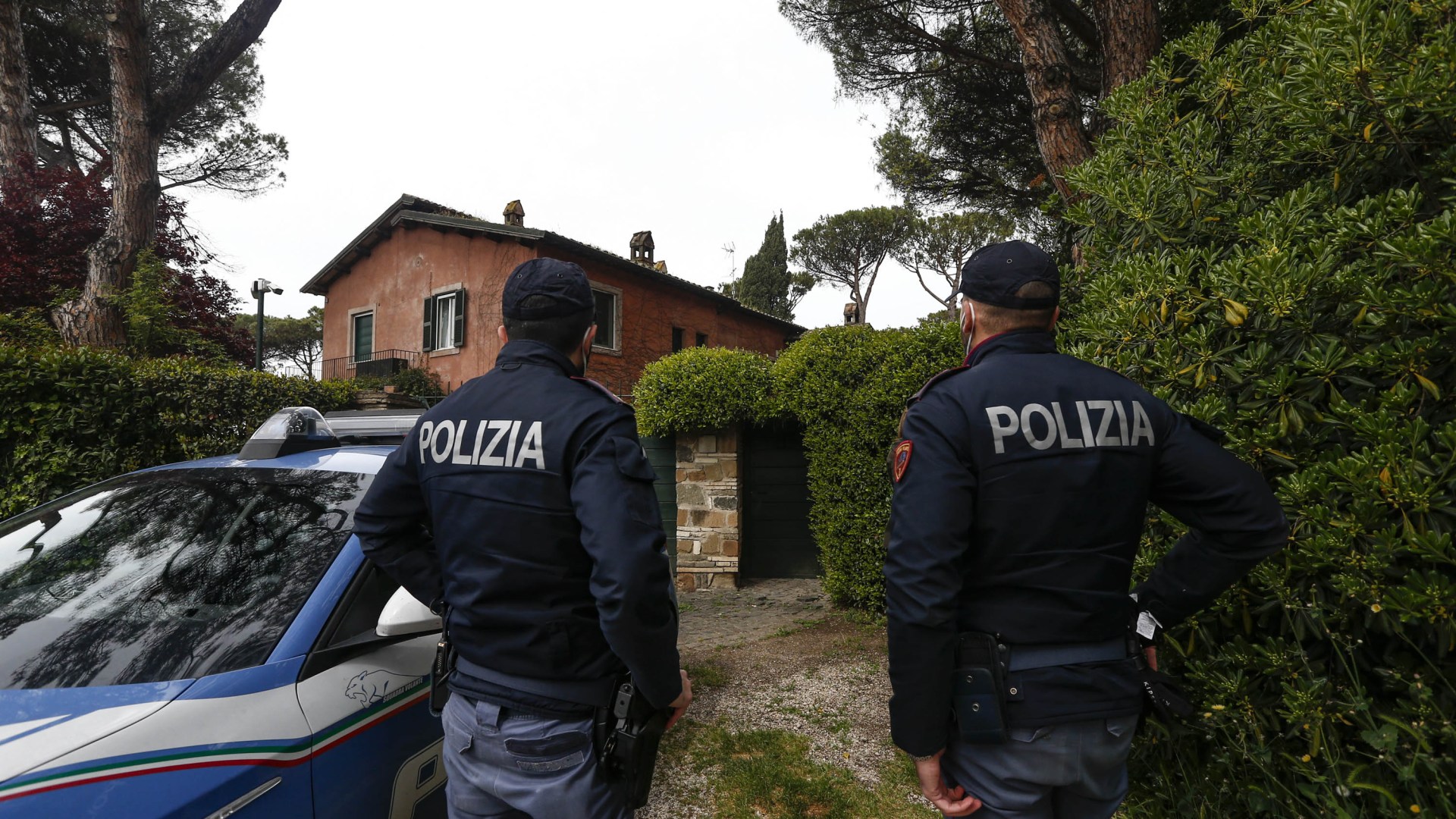 Siaubas, kai išsigandęs vyras nužudo buvusio žmonos partnerį ir mamą už viešbučio už viešbutį, prieš šaudydamas Ex ir pasukdamas ginklą ant savęs