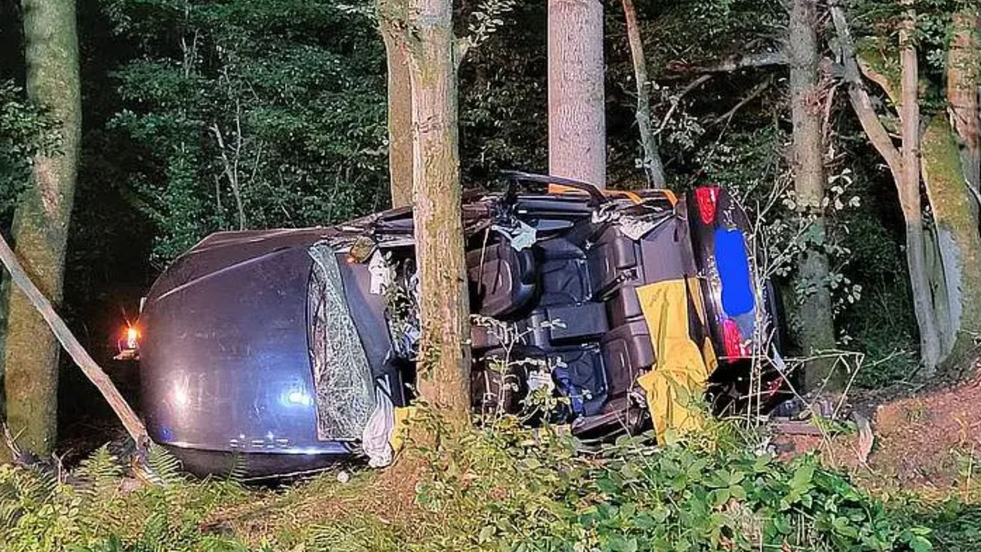 Tragedija, kai dvi susituokusios poros nužudė po britų automobilių „Veers Off Road“ ir sudužo Vokietijoje