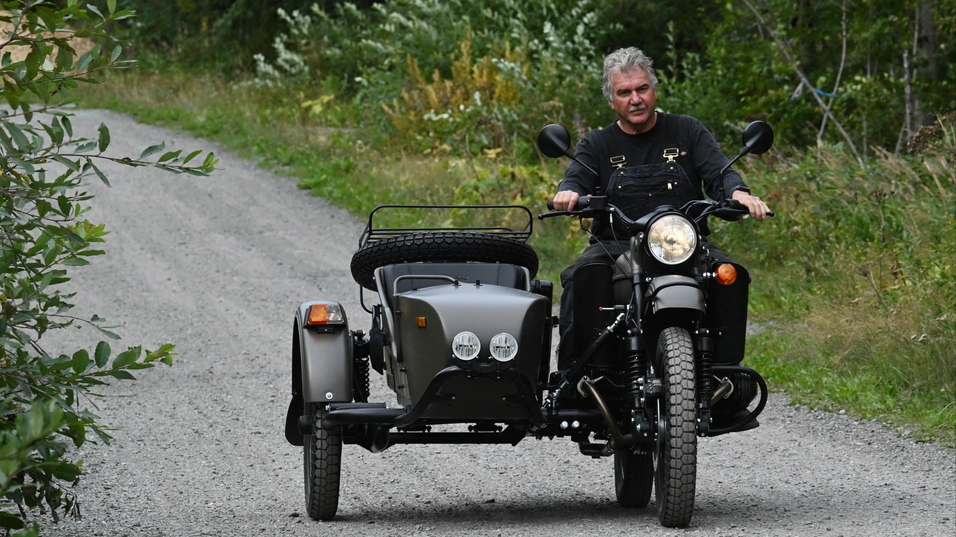 „Vladimiras Putinas man nusipirko 16 000 svarų sterlingų motociklą kaip dovaną būdamas Aliaskoje … Turbūt turėčiau parašyti jam padėkos laišką“