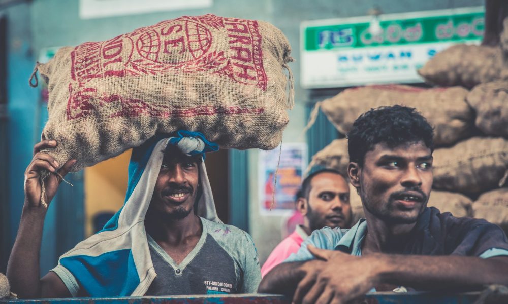 Ar Bangladešo „unikalus“ ekonominis atsigavimas iš tikrųjų yra tik dūmai ir veidrodžiai?