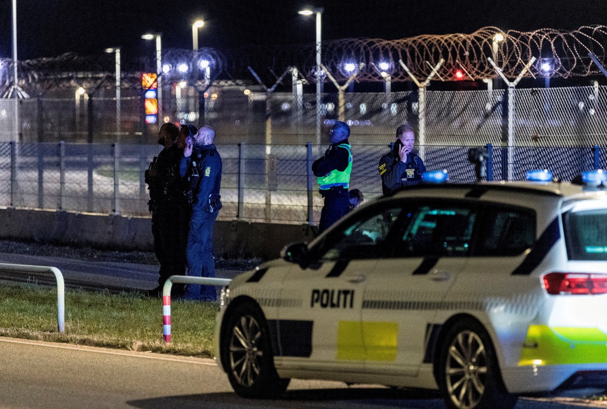 Danijos ministras pirmininkas ruošiasi „Rusijos“ „daugiau atakų“ ir „hibridinį karą“, nes dronai groja tą patį oro uostą 2 naktis iš eilės