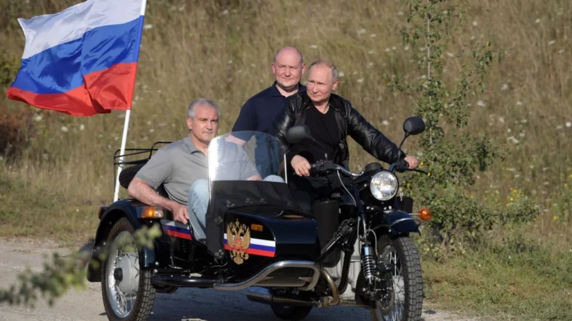 Putinas atskleidžia, kad jis beveik nužudė save važiuodamas motociklu po to, kai tironas prarado kontrolę, ir jis „apvirto“