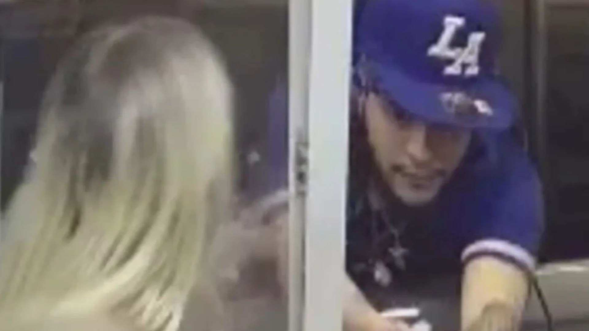 Siaubingas momentas „Paauglių šliaužimas“ bando pagrobti bikini apdengtą baristą iš „Drive-Thru“ lango, kai ji perduoda jo gėrimą “-saulė-saulė