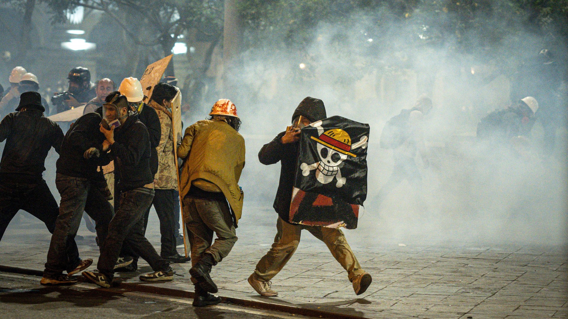 Dabar Z kartos protestai per kelias savaites išplito į KITĄ šalį, kai riaušininkai susirėmė su policininkais ir reikalauja nuversti prezidentą