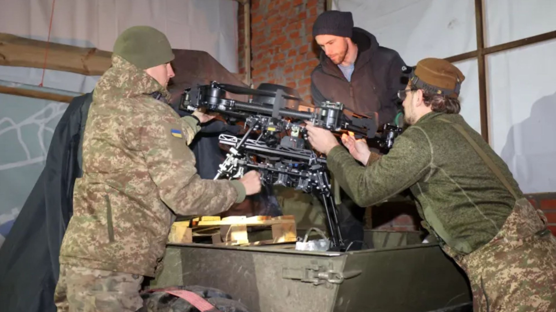 Kareiviai Ukrainos fronto linijoje naudoja nuotoliniu būdu valdomus sunkvežimius tiekimo bėgyje, o Putino mirtini dronai patruliuoja danguje