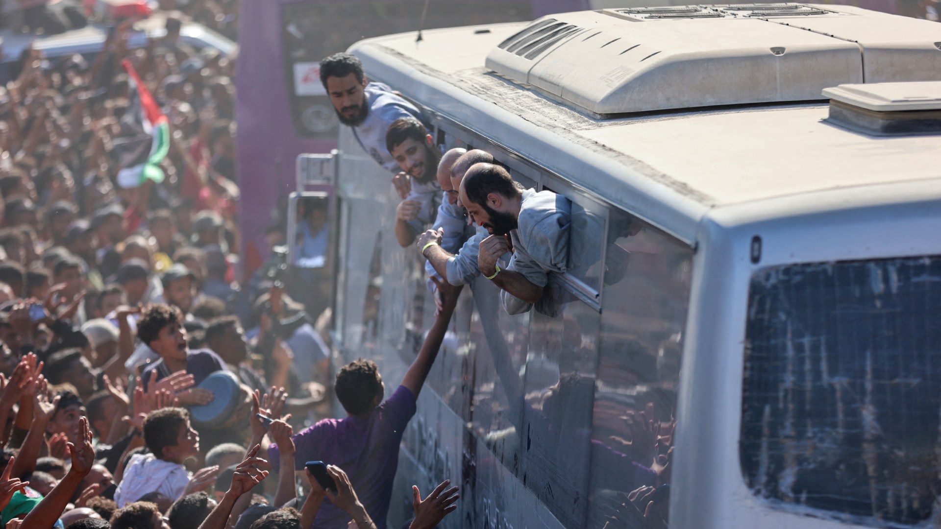 Momentiniai autobusai, gabenantys 2000 išlaisvintų Palestinos kalinių, įskaitant žudikus ir teroristus, atvyksta į Gazą