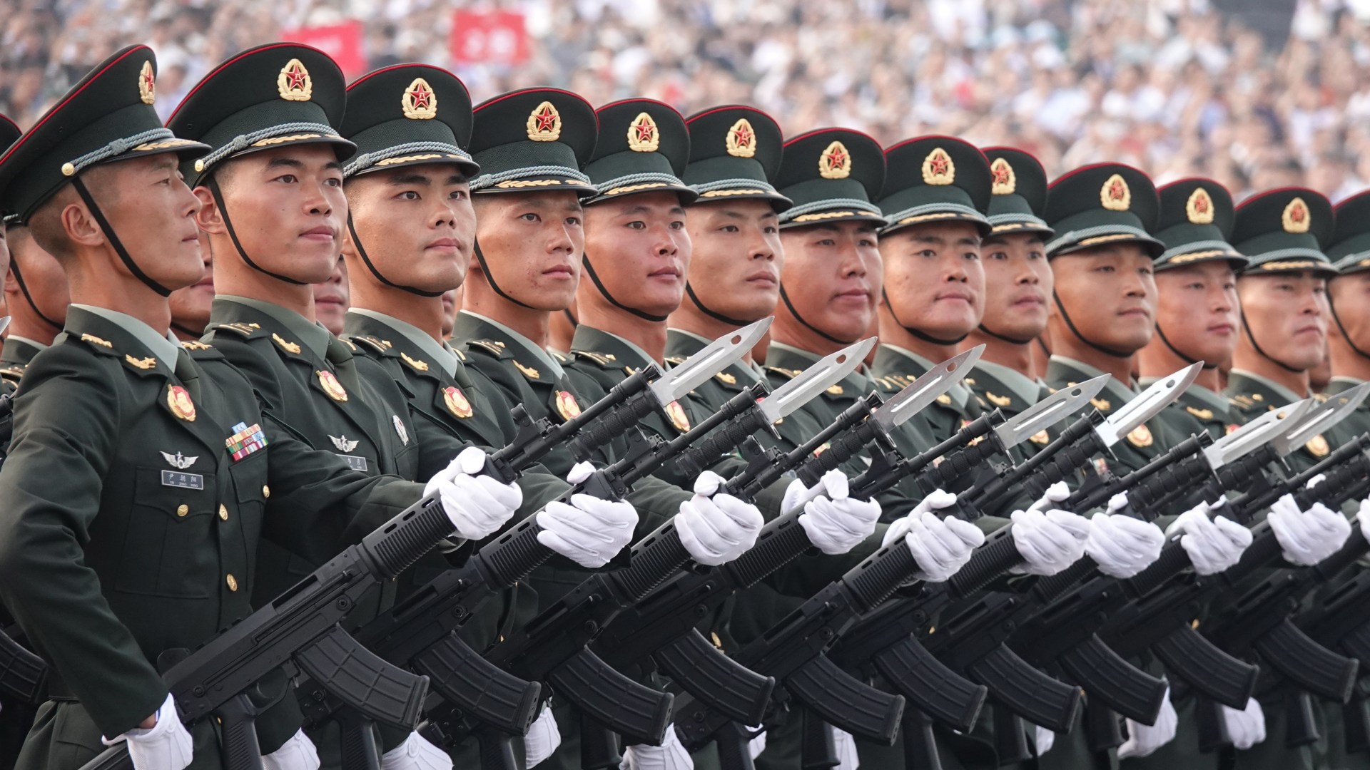 Baltieji rūmai kaltina interneto milžinę „Alibaba“ padėjus Kinijos kariuomenei nusitaikyti į Ameriką