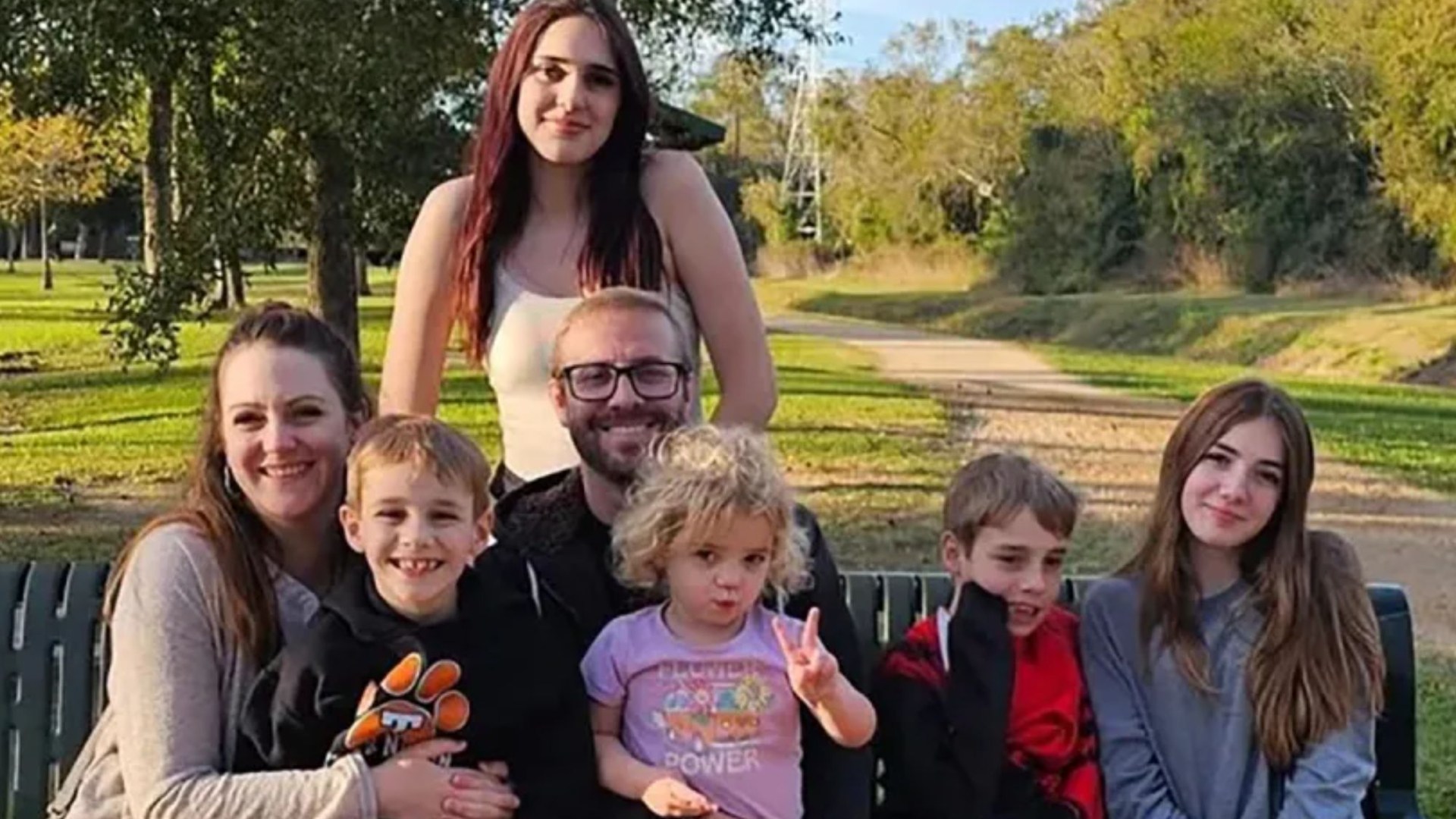 Tragedija, kai 2 jauni berniukai ir 3 jų seserys kovoja už gyvybę Teksaso policijos automobiliui atsitrenkus į šeimos automobilį