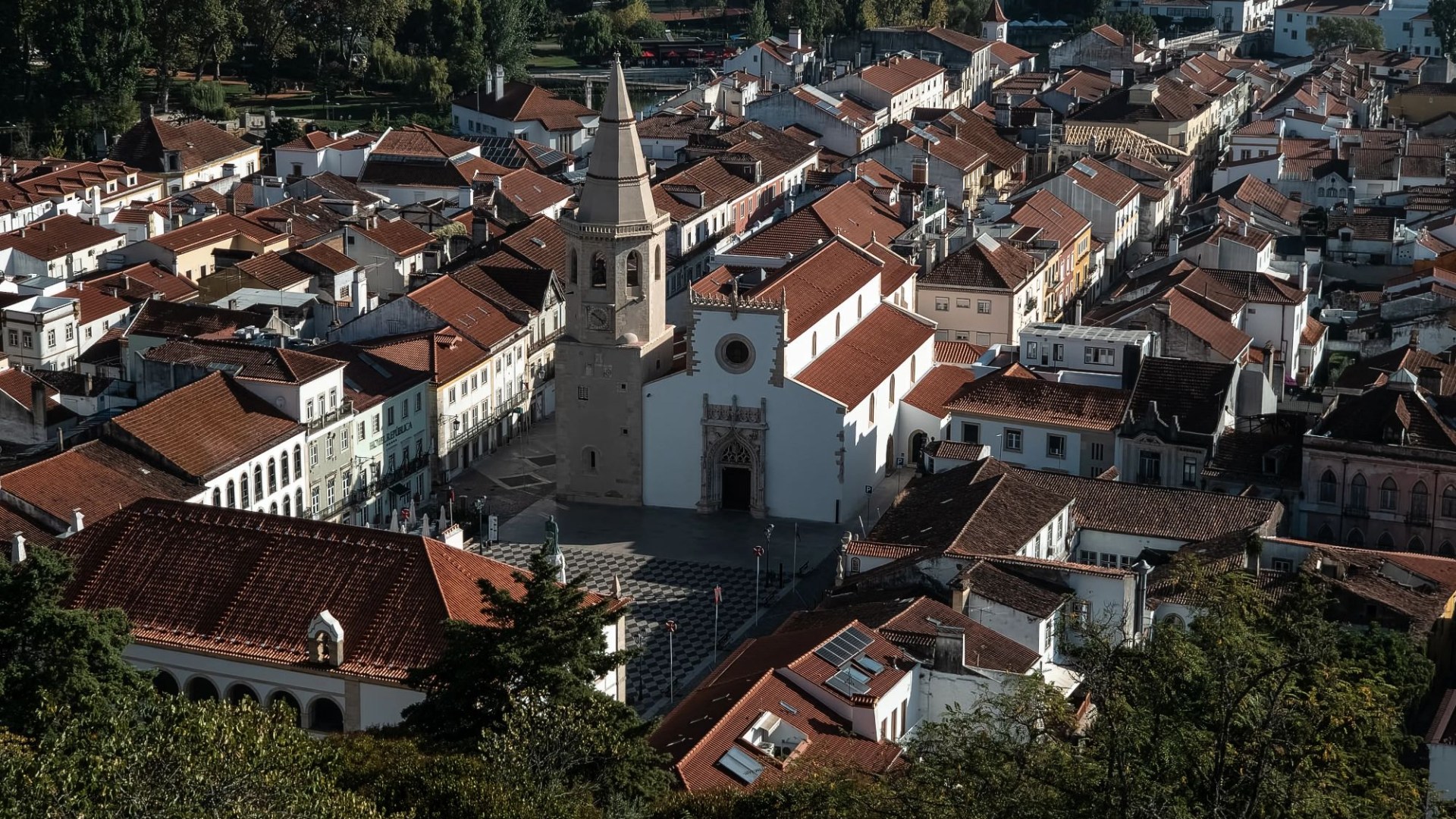 13 metų britas berniukas buvo mirtinai peiliu peiliu sužalotas per siaubo išpuolį Portugalijoje, kurį išpuolė jo mamos buvęs vyras, kol žudikas susprogdino namą ir atėmė sau gyvybę