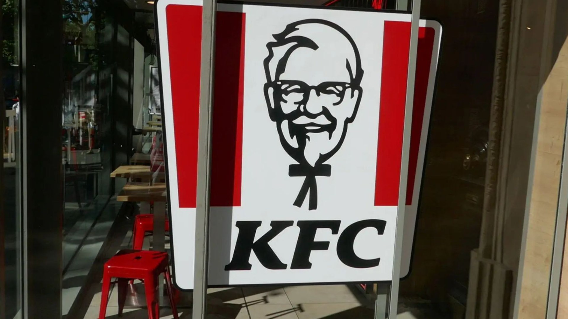 13 metų mergaitė buvo „grupinė išprievartauta“ po to, kai buvo nutempta į KFC ​​tualetą kartu su draugu, kai buvo suimti keturi vyrai