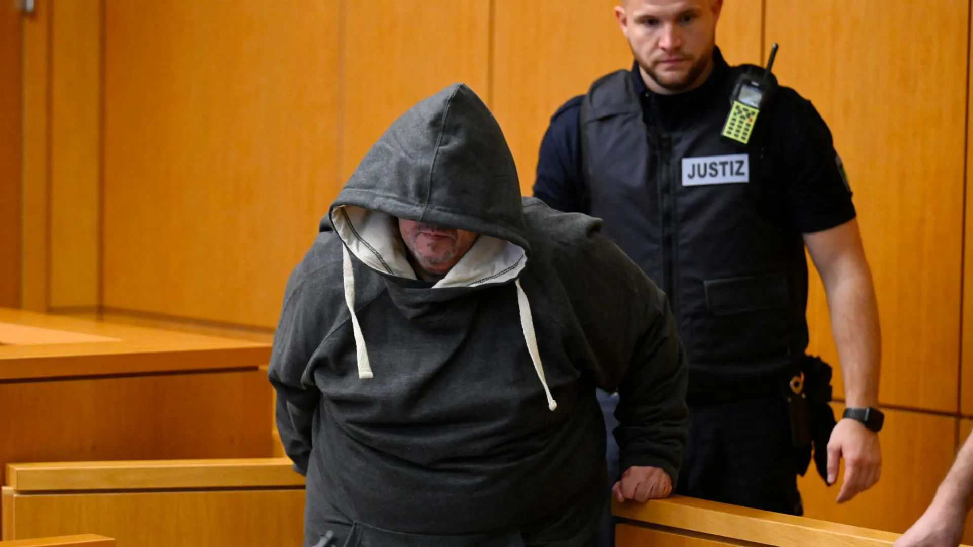 61 metų vyras, kuris apsvaigino narkotikais, išprievartavo ir dalijosi šlykščiais vaizdo įrašais apie žmoną su iškrypėliais, nuteistas 8 metams kalėti „Vokietijos Gisele Pelicot“ byloje