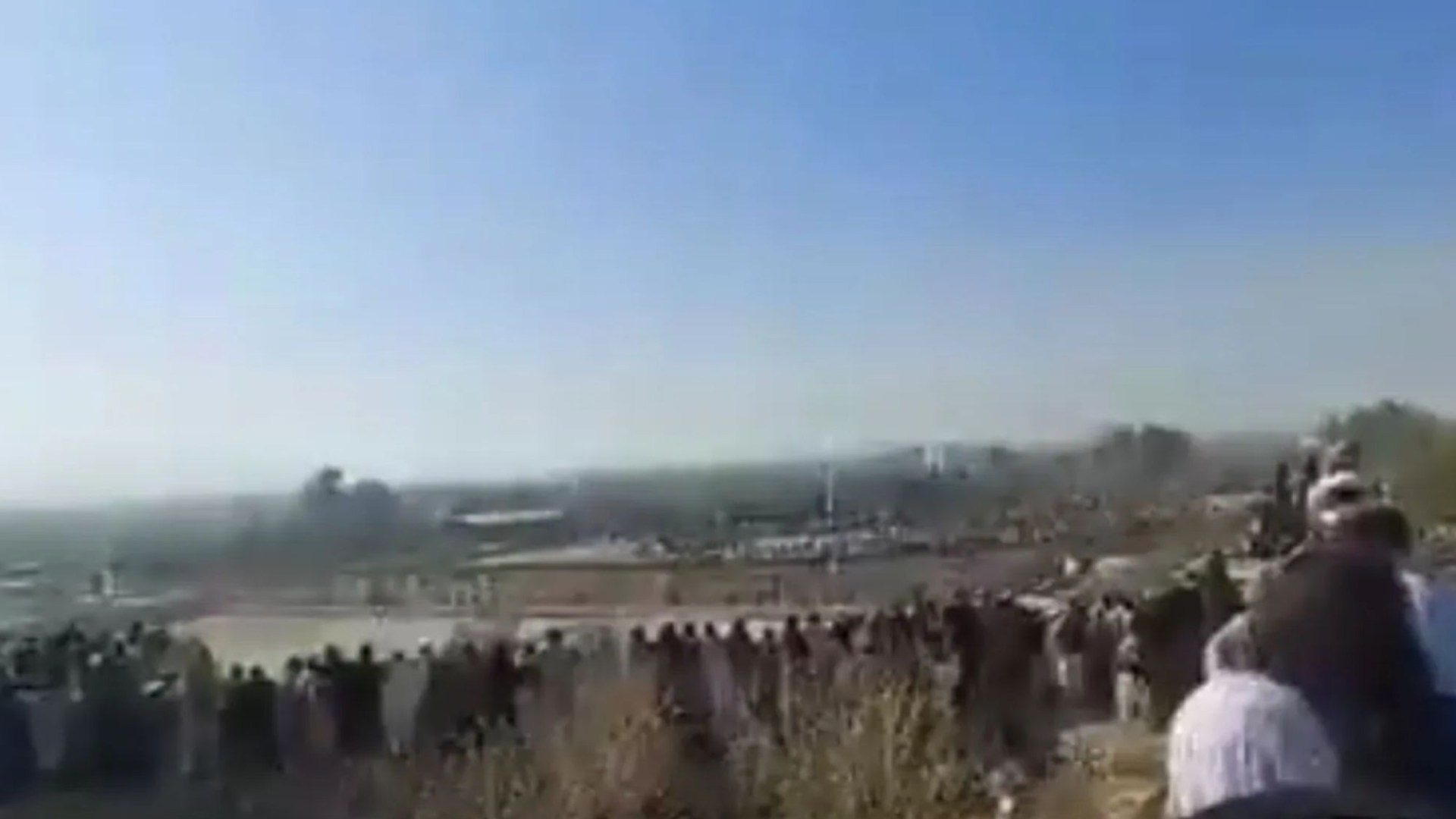 Atvėsusi akimirka Vemblio dydžio minia susirenka „pamatyti, kaip 13 metų berniukas įvykdo mirties bausmę šeimos žudikui Talibano viduramžių Afganistane“