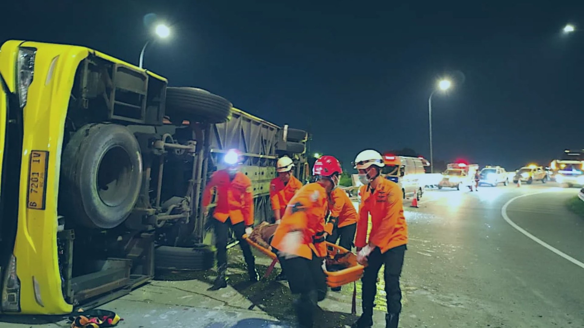 Mažiausiai 16 žmonių žuvo autobusui praradus kontrolę ir atsitrenkus į užtvarą populiariame turistiniame maršrute Indonezijoje