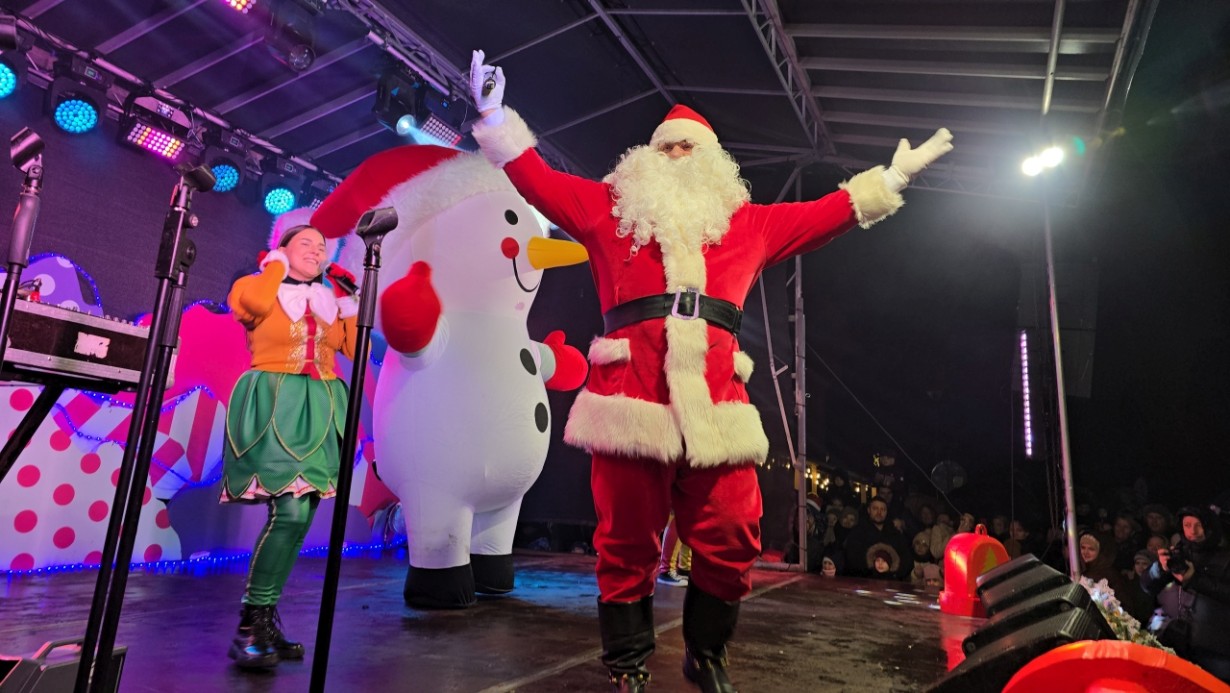 Plungės Kalėdų eglutė sužibo tūkstančiais spalvotų lempučių