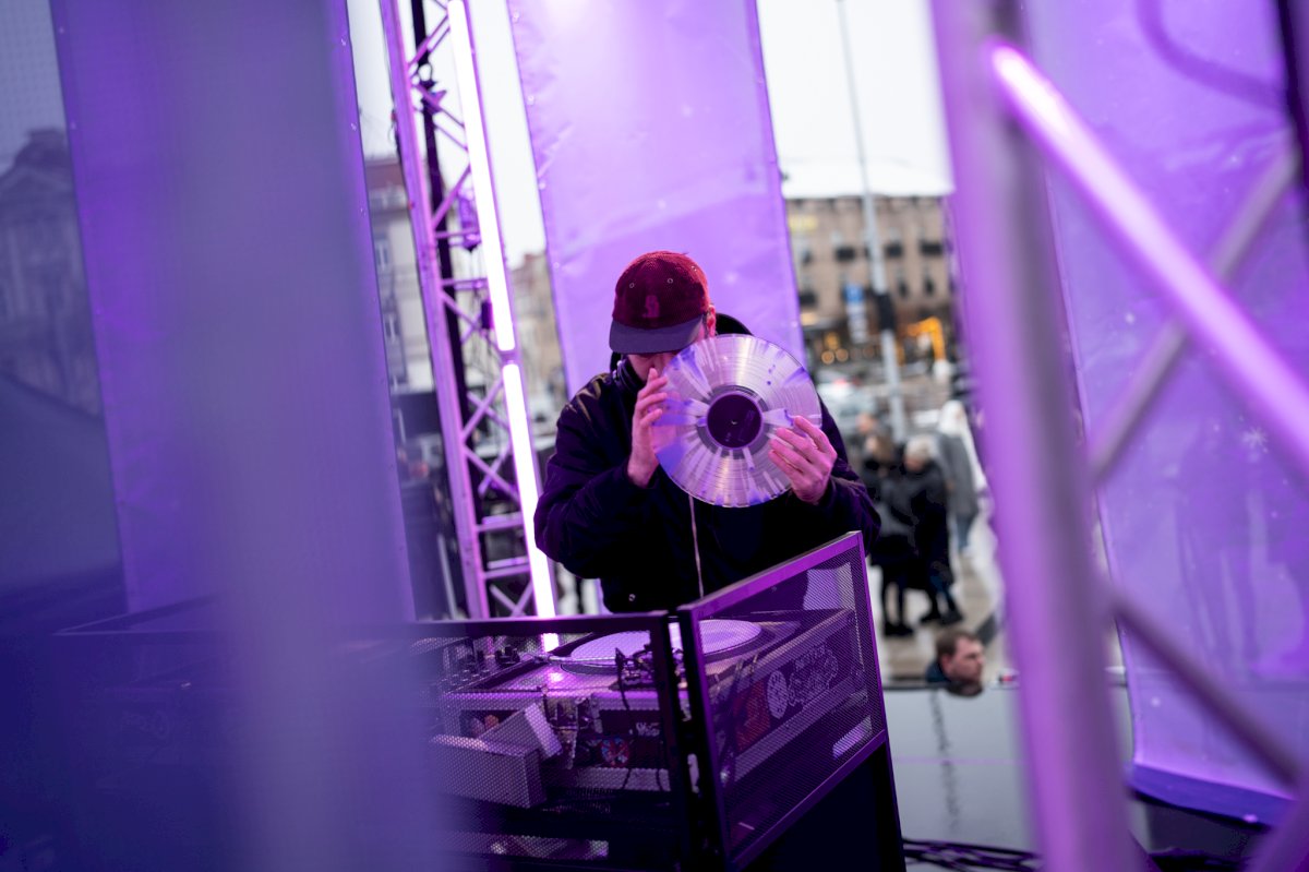 Prie Vilniaus eglutės – Leono Somovo pasirodymas: kviečia Kalėdas švęsti tvariai