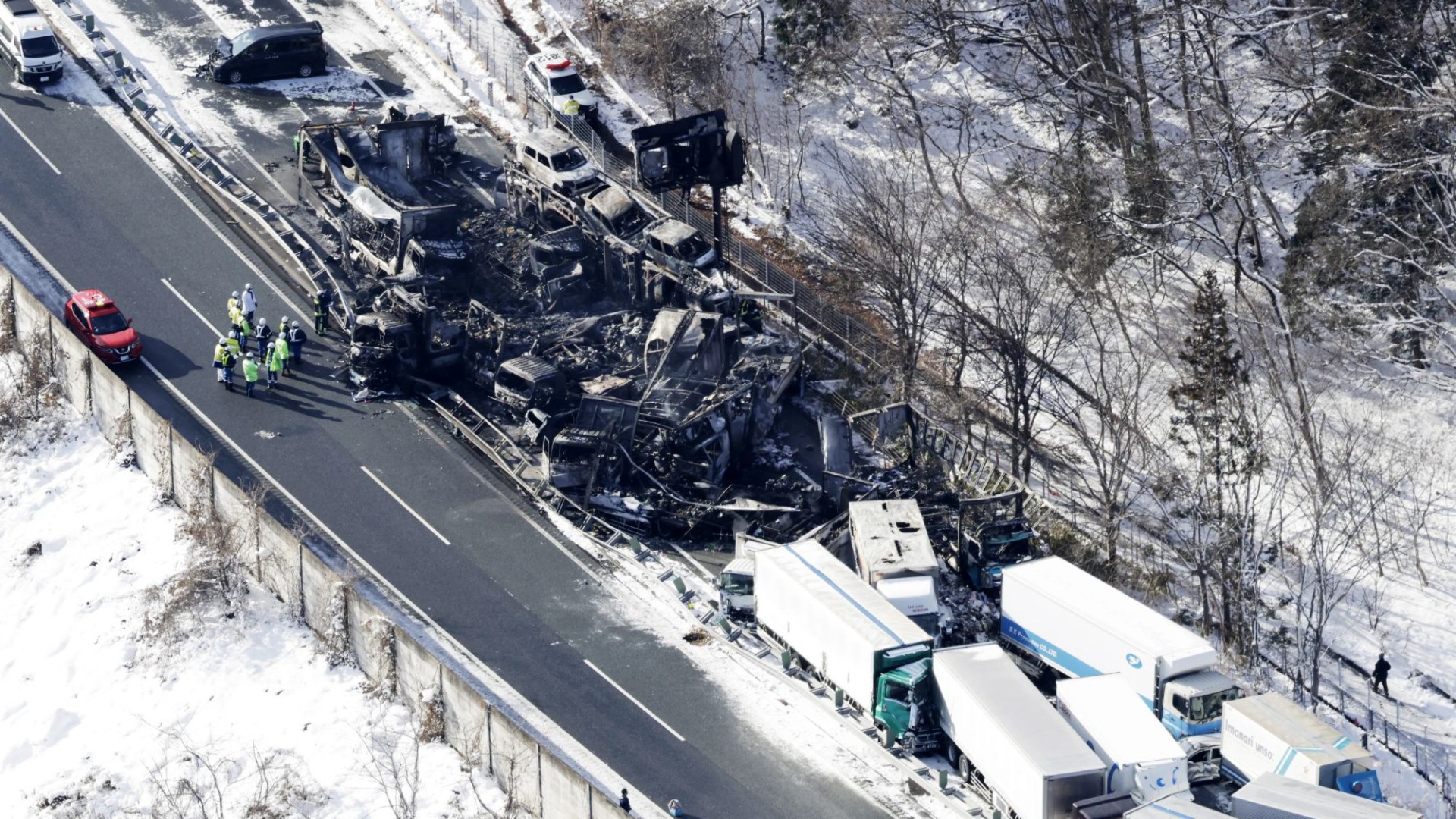 Siaubas, kai didžiulė 50 transporto priemonių krūva žuvo mažiausiai du ir sukėlė didžiulį gaisrą, nes šokiruojančios nuotraukos rodo niokojančias pasekmes