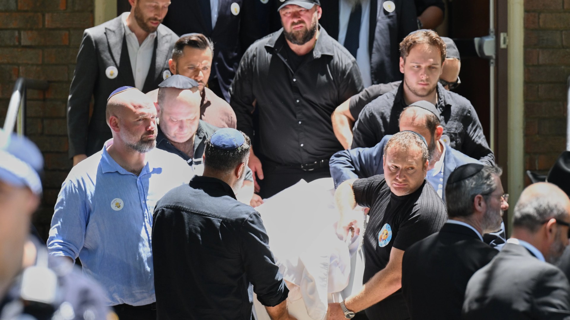 Širdį verianti scena, kai jauniausia Bondi auka Matilda (10) atgulė šimtai pagerbdami „mielą mergaitę“