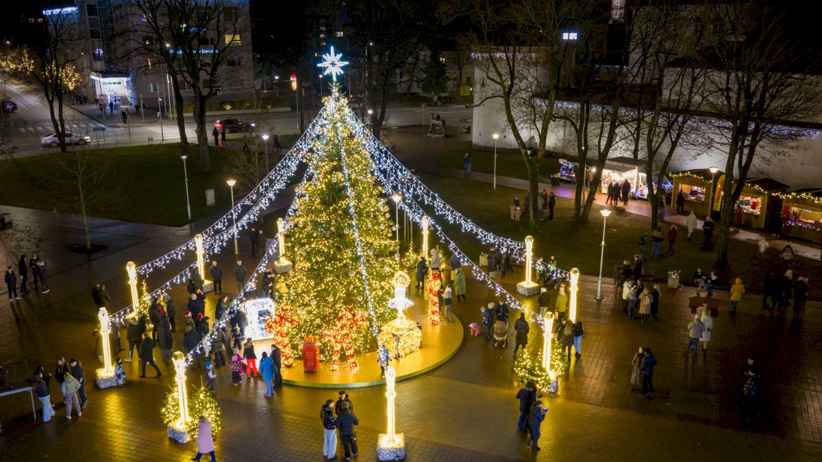 Tauragė skelbia švenčių pradžią: miesto širdyje suspindo klasika dvelkianti Kalėdų eglutė