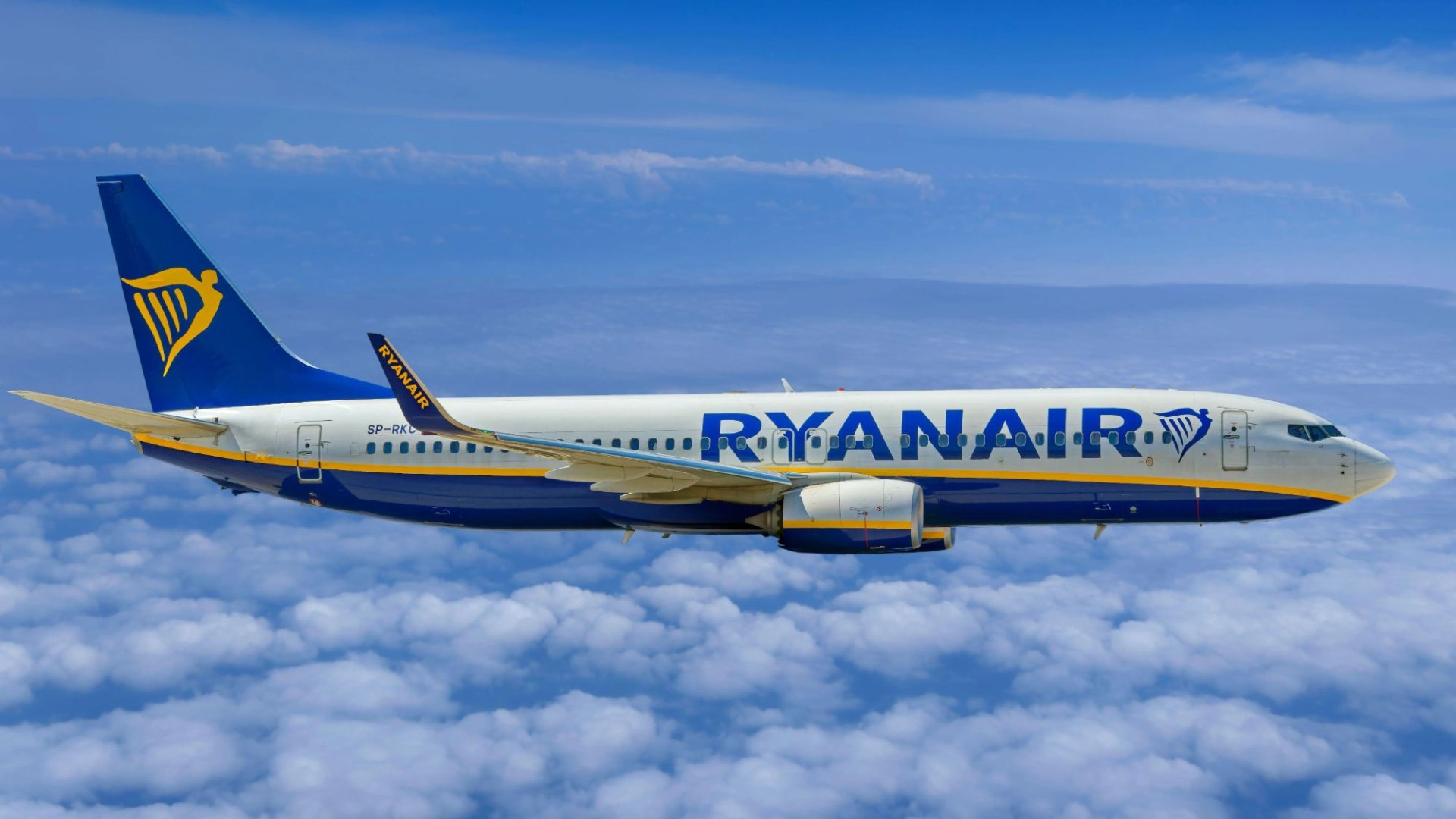 „Ryanair“ keleiviai „iškrito iš sėdynių kaip siaubo filme“, prieš skrydį avariniu būdu nusileido Britanijos oro uoste