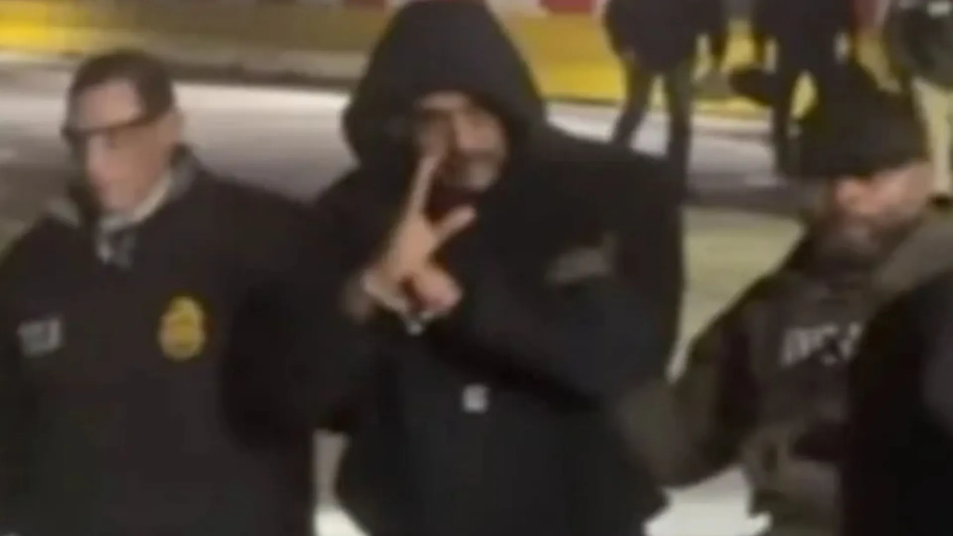 Akimirką besišypsantis Maduro meta taikos ženklą, kai sučiuptas Venesuelos diktatorius, nutraukęs tylą, atvyksta į liūdnai pagarsėjusį kalėjimą