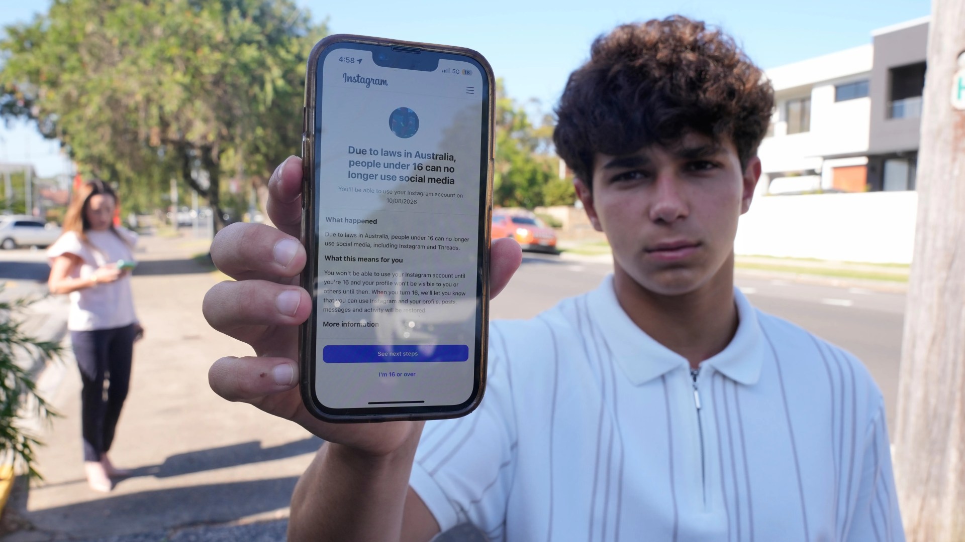 Australijoje taikomas visiškas draudimas jaunesniems nei 16 metų amžiaus asmenims naudotis socialine žiniasklaida, nes Starmer ieško patarimo dėl JK programų panaikinimo