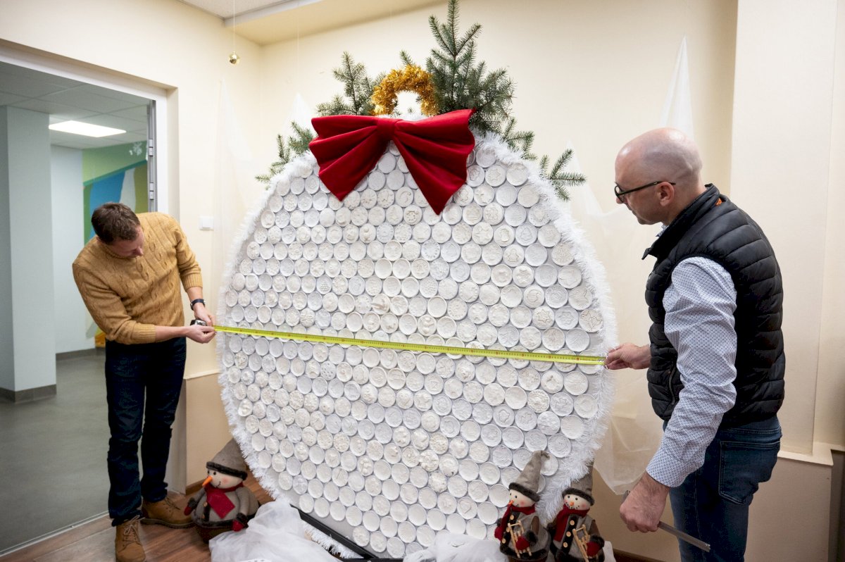 Kauno lopšelyje-darželyje „Lakštutė“ sukurtas eglės žaisliukas pretenduoja tapti didžiausiu šalyje