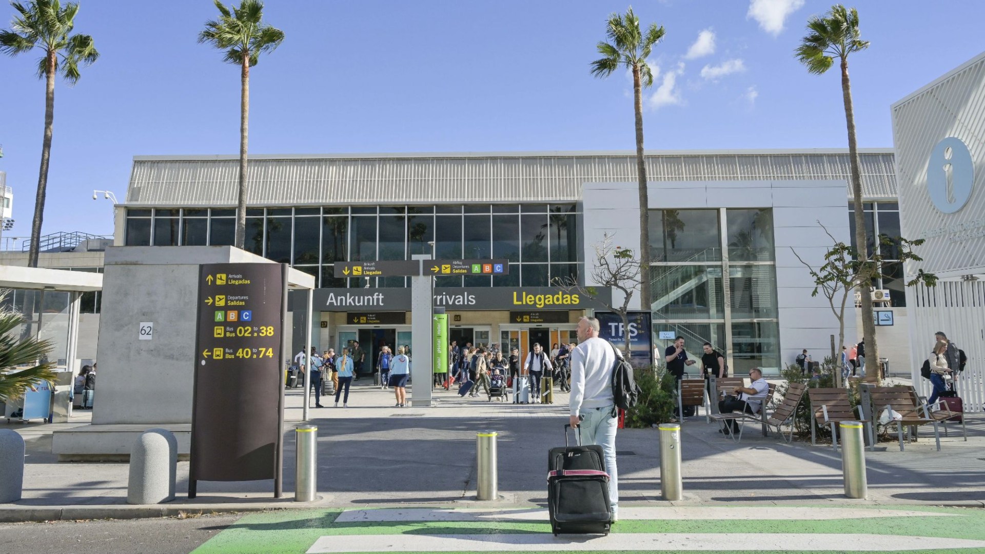 Kitas žuvęs keleivis vos neįlipo į Ispanijos lėktuvą, o vyras sulaikė velionę žmoną, vežančią per Tenerifės oro uostą