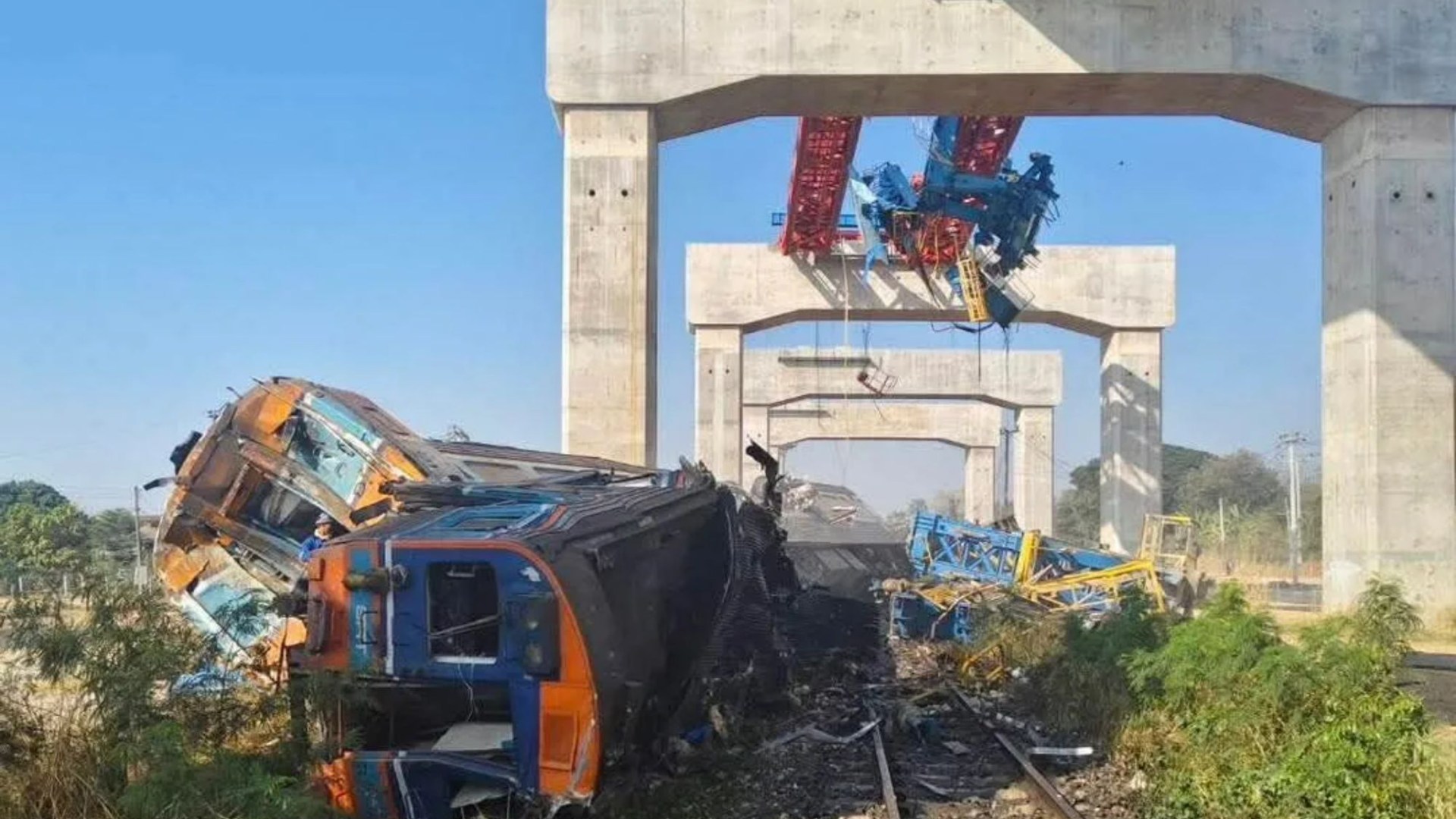 Mažiausiai 25 žuvo ir 64 buvo sužeisti, kai kranas griuvo ir įsirėžė į važiuojantį traukinį Tailande ir sukėlė didelį gaisrą