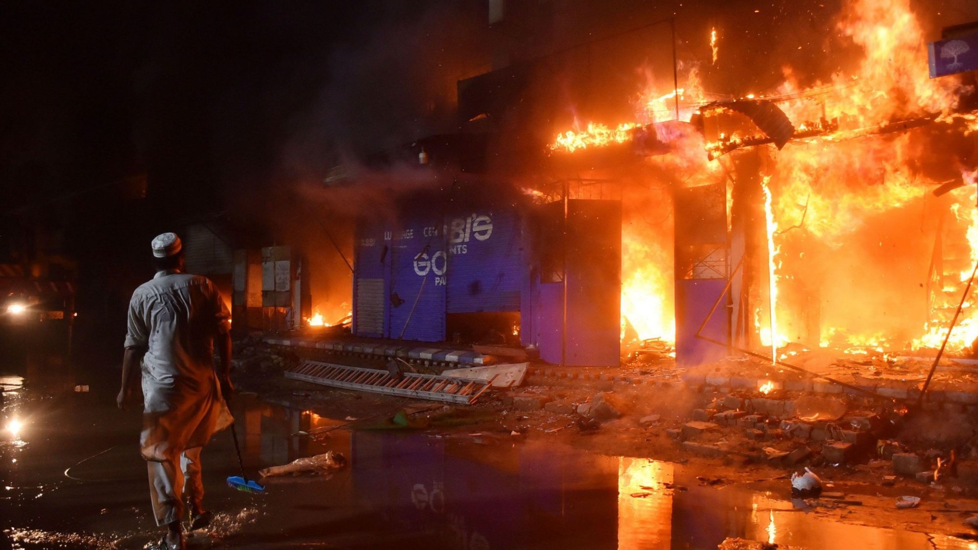 Siaubo gaisras nusiaubė prekybos centrą ir nusinešė mažiausiai 6 gyvybes ir 11 sužeistų, policininkams paskelbus „masinės nelaimės protokolą“