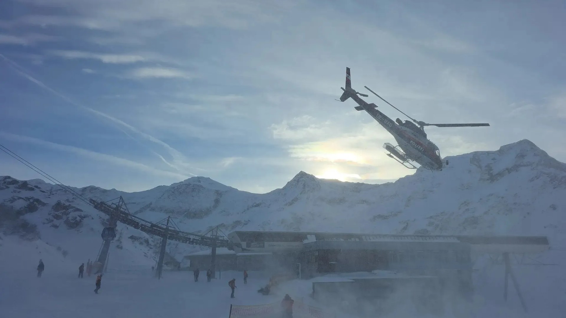 Tragedija, kai 12-metis berniukas žuvo po lavinos, kartu su šeima slidinėdamas už trasos Austrijos Alpėse.