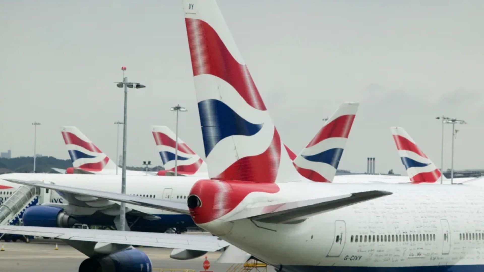 „British Airways“ keleivis įteikė 50 svarų sterlingų kuponą po to, kai keleivis skrydžio metu numušė 10 „Bacardi“ ir susirgo.