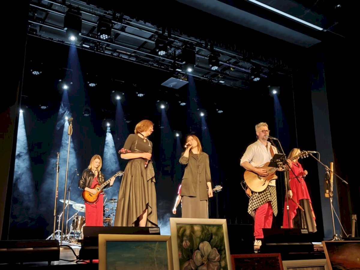 Ukrainos muzikantams perduota kilnojama energijos stotelė – solidarumo iniciatyva Lietuvoje