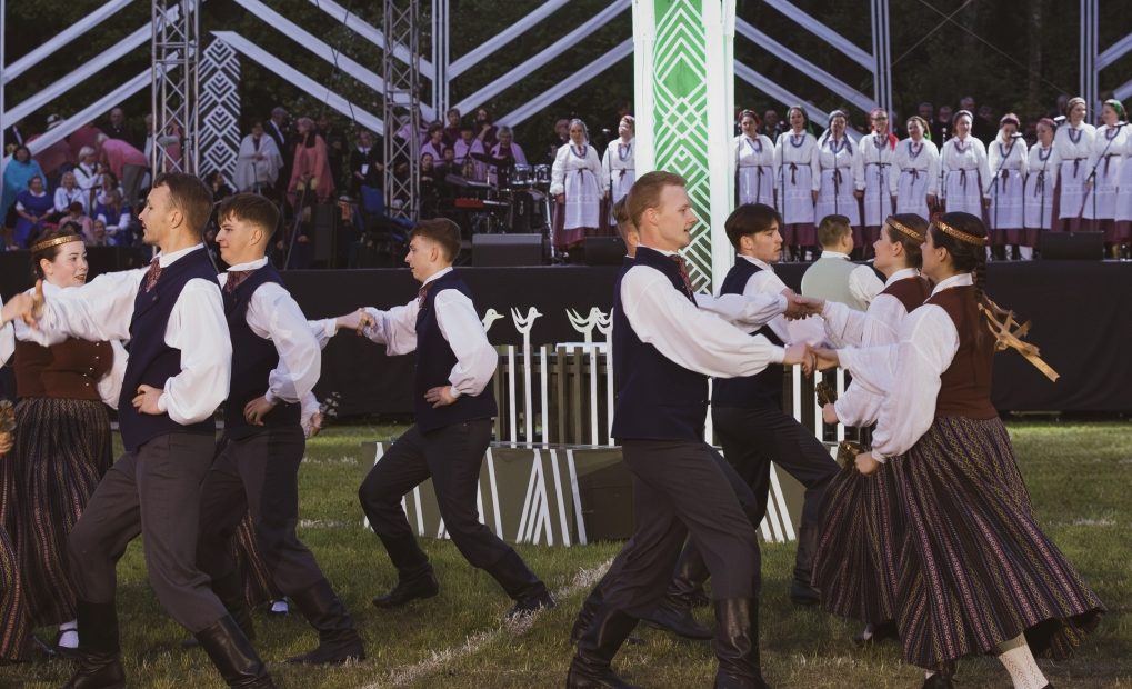 Kuršėnai taps didžiausia Šiaurės Lietuvos scena: dainų ir šokių šventė „Medžių kalba kalba“ suburs daugiau nei 3000 atlikėjų