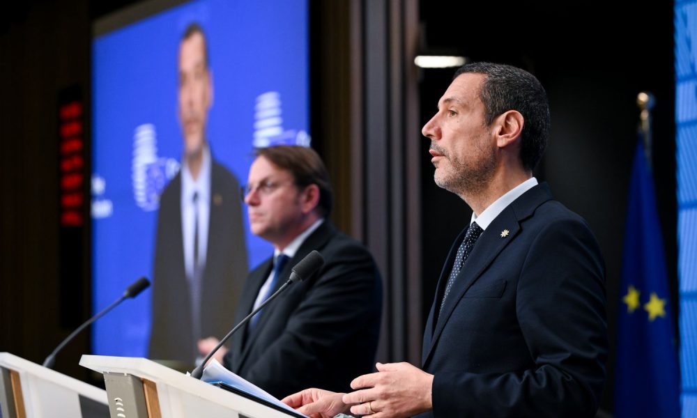 Várhelyi sako, kad vienašalės JAV priemonės prieš ES „nebūtų pateisinamos“